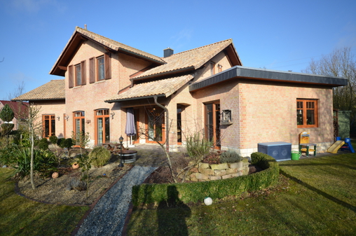 Gartenansicht des mediterranen Landhauses am 25.02.2015