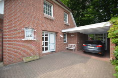 Hauseingang und Carport